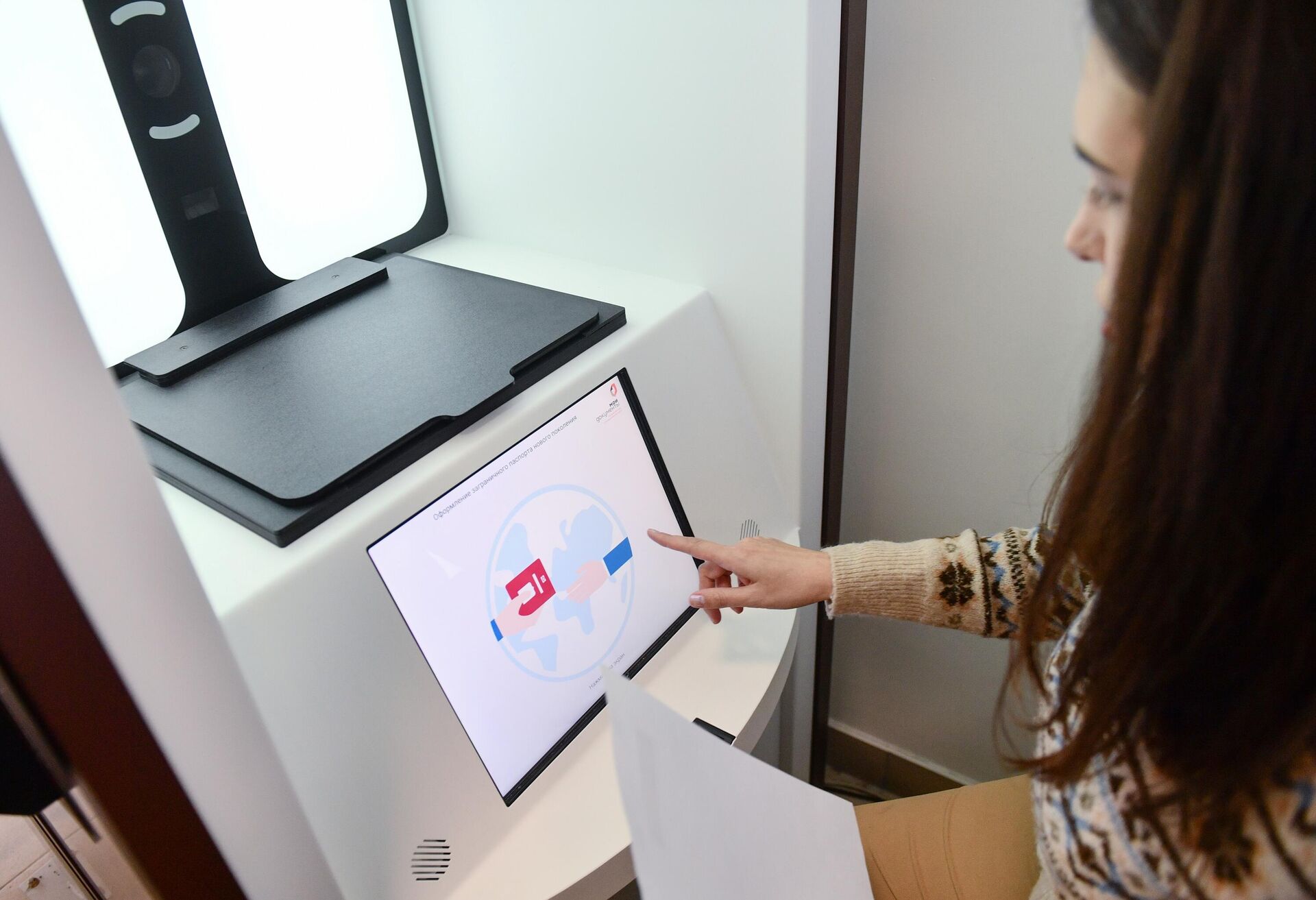 Девушка сдает биометрические данные для оформления заграничного паспорта в специальной криптобиокабине в МФЦ - РИА Новости, 1920, 18.03.2022