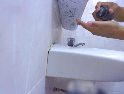 Чем удалить старый герметик с акриловой ванны