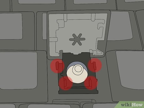 Step 3 Осмотрите точки крепления на клавише.