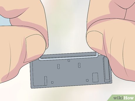 Step 5 Почините металлическую скобу на больших клавишах.