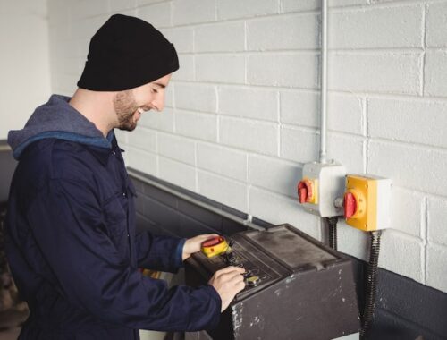 Ремонт протечки в месте примыкания к дымоходу из металла Ремонт протечки в месте примыкания к дымоходу из металла